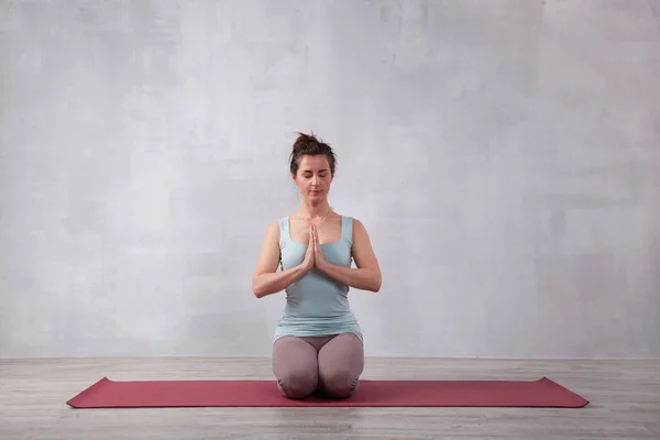 Hermosa Mujer Haciendo Yoga Postura Loto Meditación —  Fotos de Stock