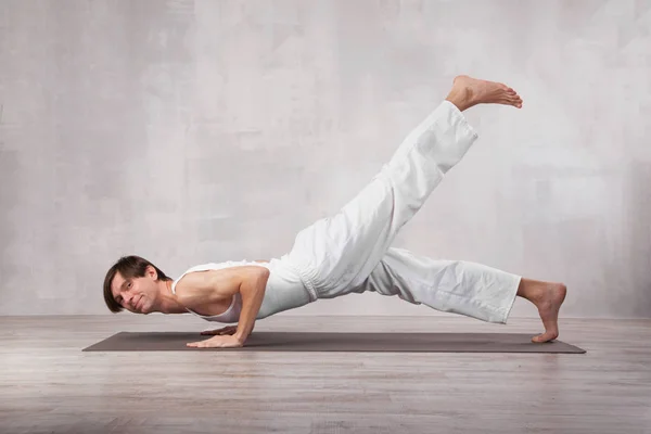 Ung Man Vita Kläder Som Motionerar Yoga — Stockfoto
