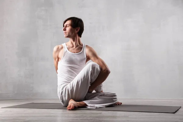 Giovanotto Vestito Bianco Che Yoga Vincolato Mezzo Signore Dei Pesci — Foto Stock