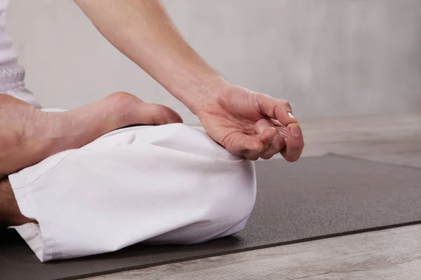 Närbild Bild Man Vita Kläder Öva Yoga Lotus Pose — Stockfoto