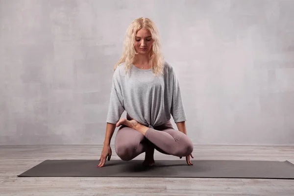 Vacker Kvinna Som Tränar Yoga Vardagsrum Eller Yoga Klass — Stockfoto