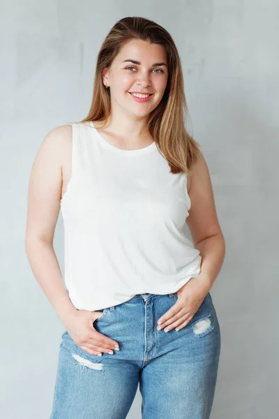 Jovem mulher bonita em camisa branca e jeans — Fotografia de Stock