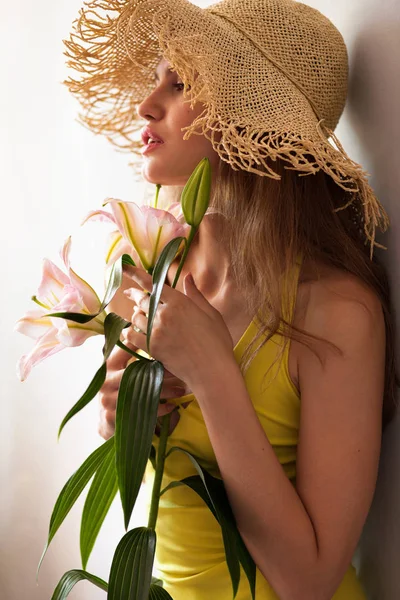 Sommar tjej med lilja — Stockfoto