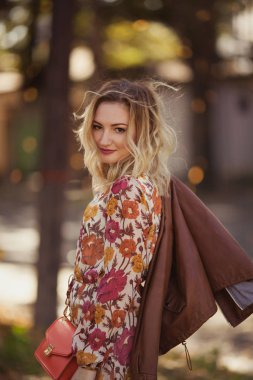 Güzel kadın sonbahar sokakta yürüyor
