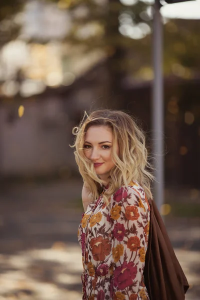 Hermosa mujer caminando en la calle de otoño — Foto de Stock