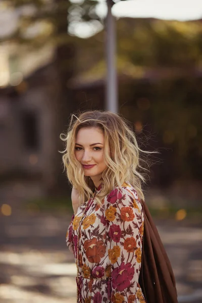 秋の通りを歩く美しい女性 — ストック写真