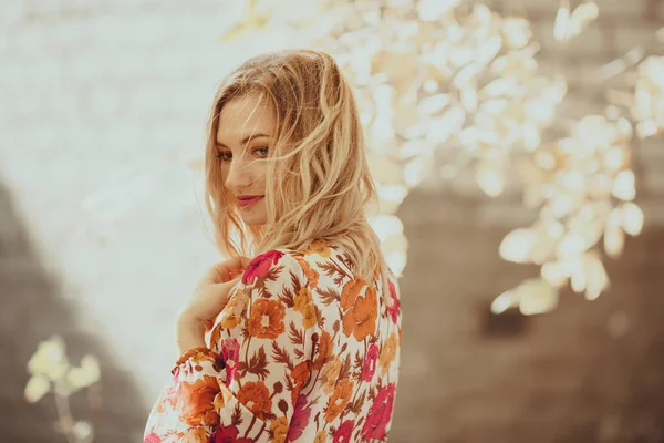 Retrato romántico de una mujer hermosa — Foto de Stock