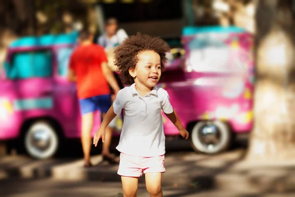 Schattig klein kind is het hebben van plezier — Stockfoto