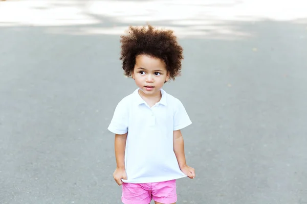 Açık sevimli küçük kız portresi — Stok fotoğraf