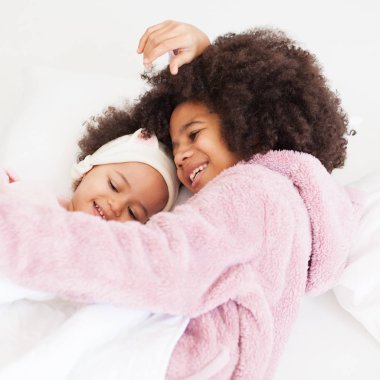 Yatakta iki küçük kız kardeş 