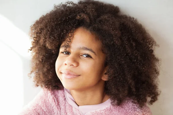 Schattig meisje in zachte gezellige hoodie — Stockfoto