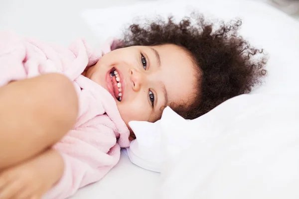 Klein schattig baby meisje in bed — Stockfoto
