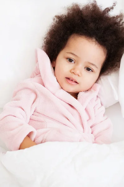 Schattig klein meisje in gezellig bed — Stockfoto