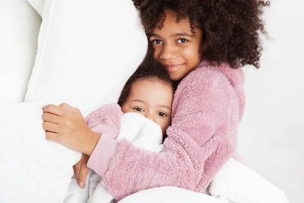 Yatakta iki küçük kız kardeş — Stok fotoğraf