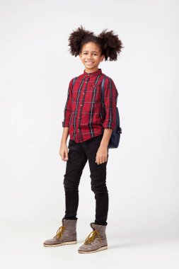 Sırt çantalı, kareli tişörtlü tatlı gülen kız.