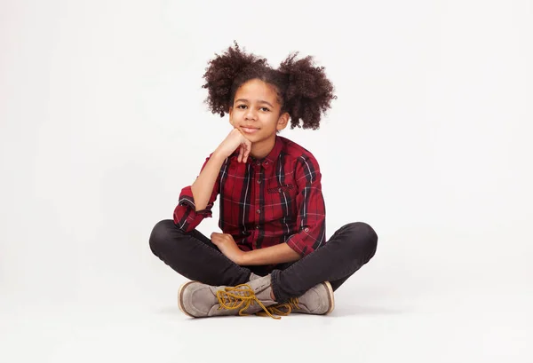 Aranyos tizenéves lány alkalmi elegáns ruhák ül — Stock Fotó