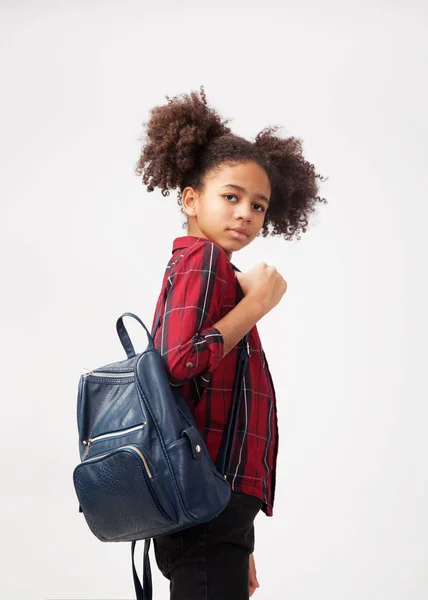 Aranyos mosolygós lány kockás ingben, hátizsákkal — Stock Fotó