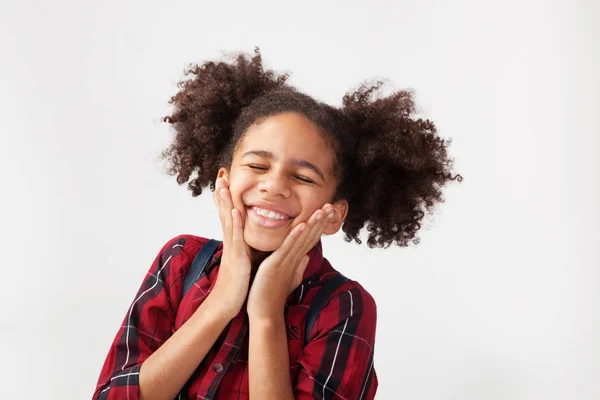 Schattig smiley meisje in casual stijlvolle kleding — Stockfoto