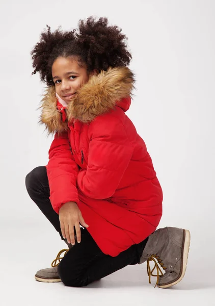 Menina adolescente bonito em parka de inverno vermelho — Fotografia de Stock