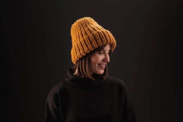 Bella donna in caldo cappello di maglia — Foto Stock