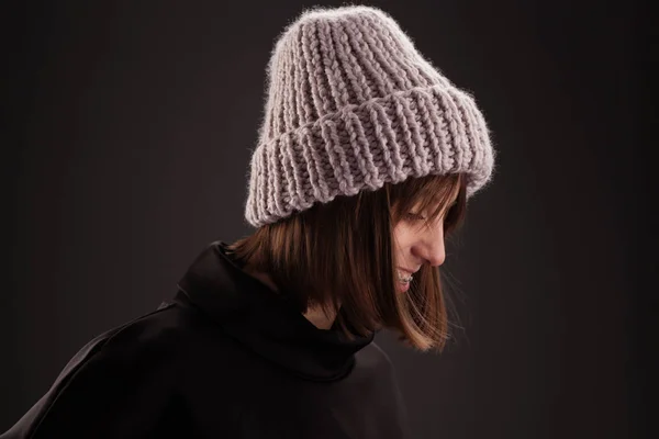 戴着温暖针织帽子的可爱女人 — 图库照片