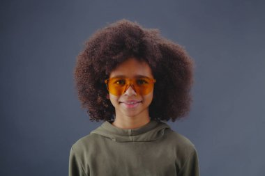 Parlak güneş gözlüklü güzel kız.