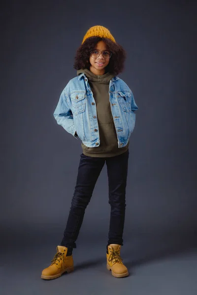 Linda menina adolescente elegante em jaqueta jean — Fotografia de Stock