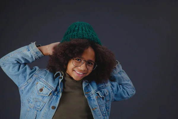 Schattig smiley tiener meisje — Stockfoto