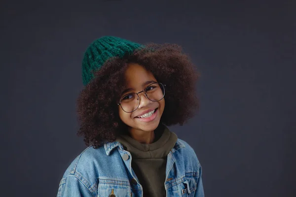 Niedliche Smiley Teenager-Mädchen — Stockfoto