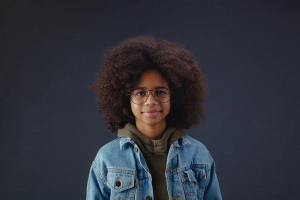 Gelukkig schattig meisje dragen bril — Stockfoto