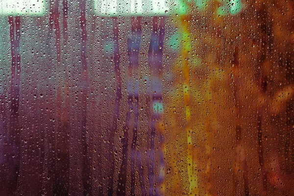 Gotas de lluvia que fluyen por la ventana en otoño —  Fotos de Stock