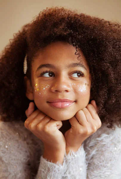 Menina bonita bonito com maquiagem brilhante — Fotografia de Stock