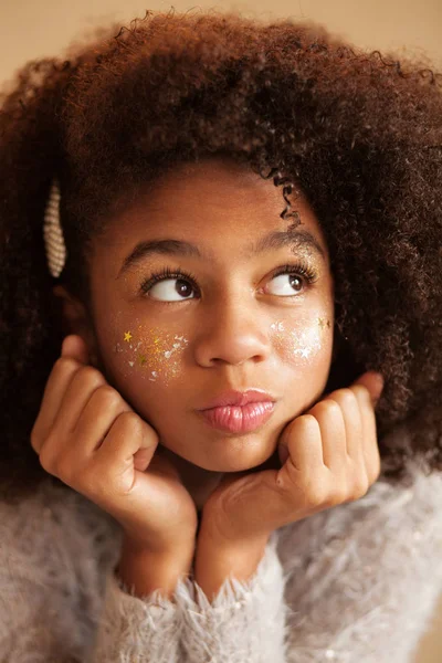 Söt vacker flicka med glänsande makeup — Stockfoto