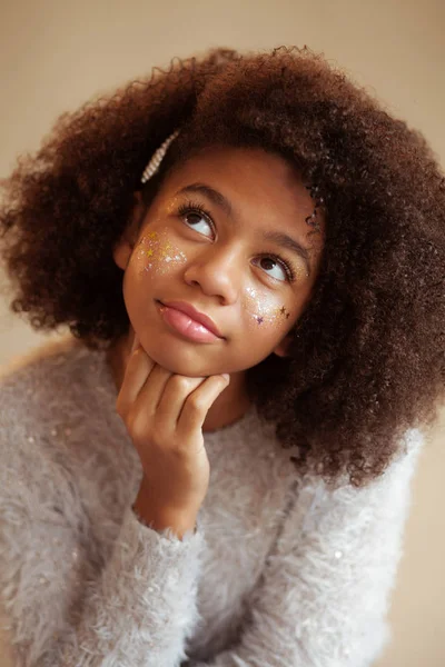 Menina bonita bonito com maquiagem brilhante — Fotografia de Stock