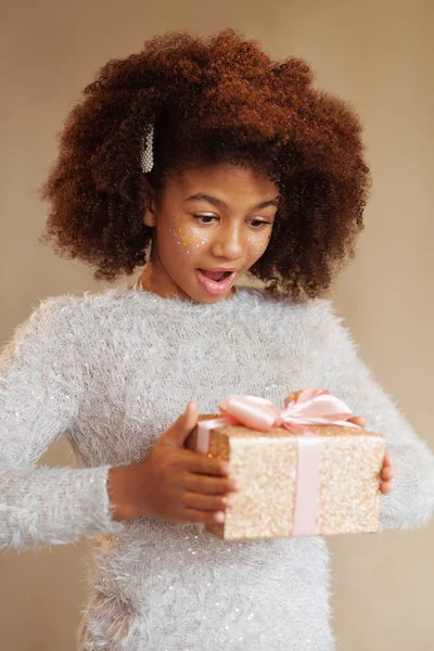 Uroczysta dziewczyna otrzymująca pudełko prezentów — Zdjęcie stockowe