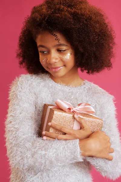 Aranyos ünnepi lány kezében egy fényes ajándék doboz — Stock Fotó