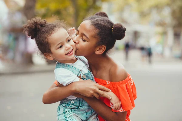 Outdoor Picture Senior Sister Giving Kiss Her Baby Sister — Stock Photo, Image