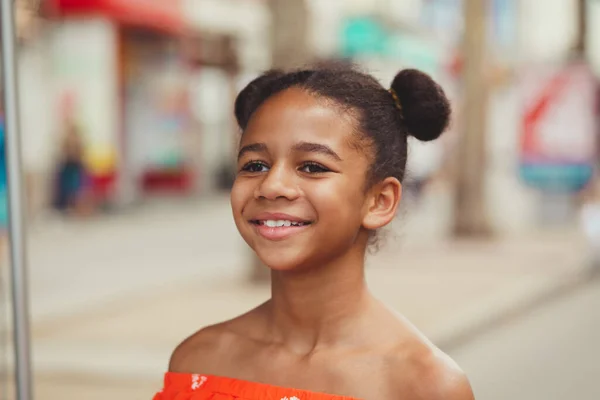 Retrato Livre Linda Menina Adolescente — Fotografia de Stock