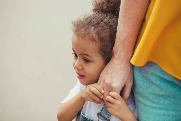 Livre Close Imagem Bonito Menina Segurando Mães Mão — Fotografia de Stock