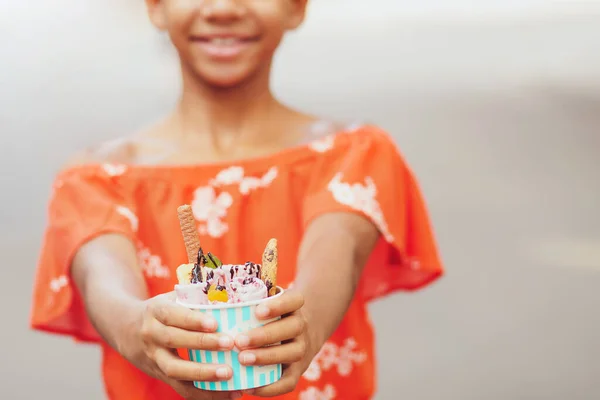 Carino Ragazza Adolescente Con Gelato Strada — Foto Stock