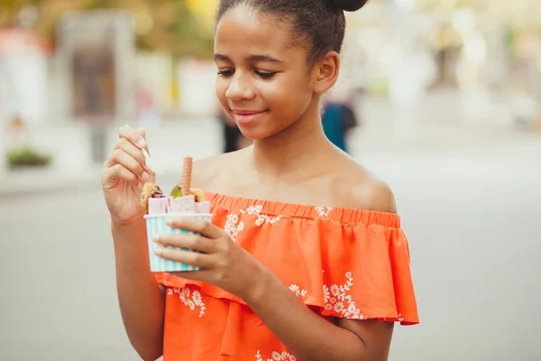 Schattig Tiener Meisje Eten Ijs Straat — Stockfoto