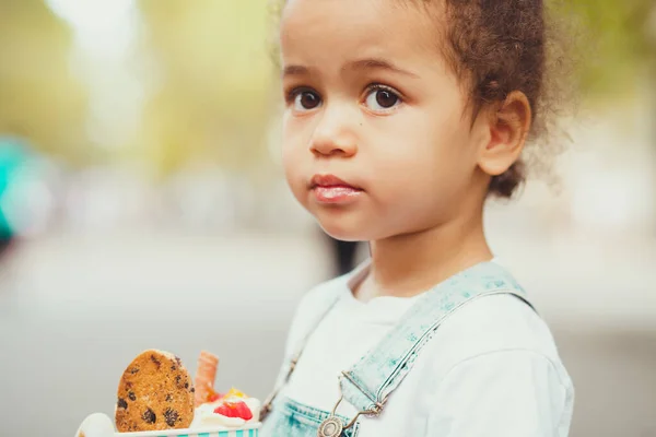 Carina Bambina Che Mangia Gelato Strada Durante Estate — Foto Stock