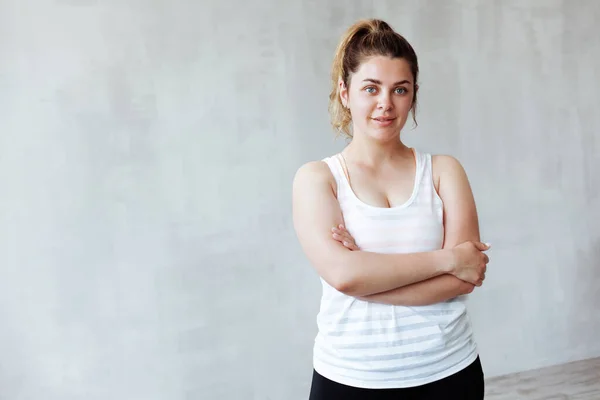 Retrato Mujer Deportiva Hermosa Contra Pared Gris — Foto de Stock