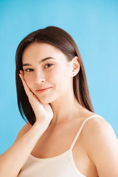 Porträt Einer Schönen Jungen Frau Mit Gesunder Haut Vor Blauem — Stockfoto