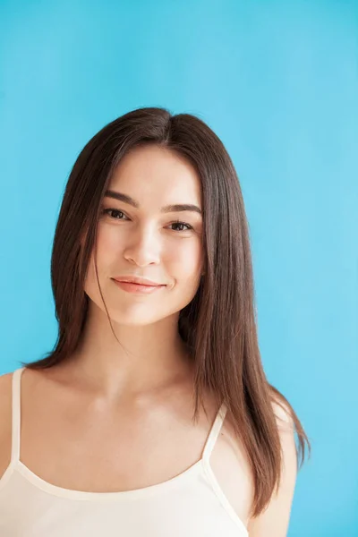 Retrato Jovem Encantadora Com Pele Saudável Contra Fundo Azul Rotina — Fotografia de Stock