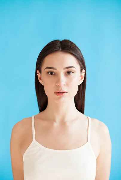 Porträtt Vacker Ung Kvinna Med Frisk Slät Hud Mot Blå — Stockfoto