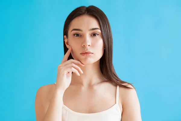 Retrato Una Hermosa Mujer Joven Con Una Piel Sana Suave — Foto de Stock