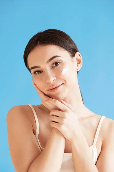 Porträt Einer Schönen Jungen Frau Mit Gesunder Haut Vor Blauem — Stockfoto