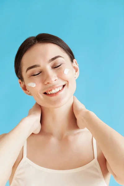 Portrait Lovely Young Woman Healthy Skin Applying Cream Her Face — Stock Photo, Image