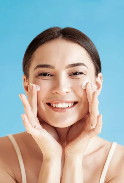 Retrato Linda Jovem Com Pele Saudável Está Aplicando Creme Seu — Fotografia de Stock